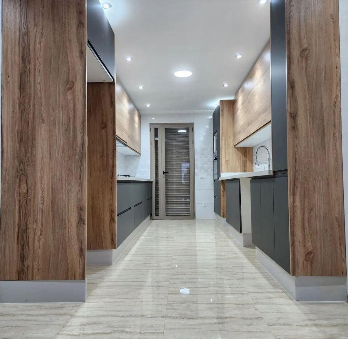 Cuisine parallèle associant façades bois et meubles anthracite